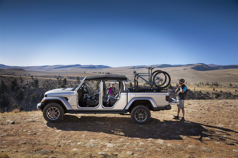 Jeep Gladiator znika w ciemno. Polacy kupują auta, których