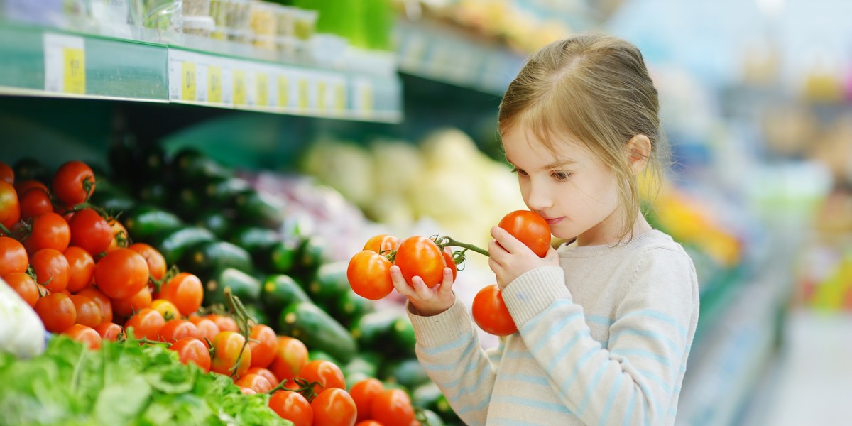 Konsumenci coraz częściej zwracają uwagę na ceny produktów. W czasach inflacji poszukują tańszych odpowiedników, chcą przy tym o nich jak najwięcej wiedzieć. Nowoczesne rozwiązania mogą sprzyjać promocji nowego sortymentu i nowych marek budując nowe przyzwyczajenia konsumenckie. W dodatku w przyjemnej atmosferze.