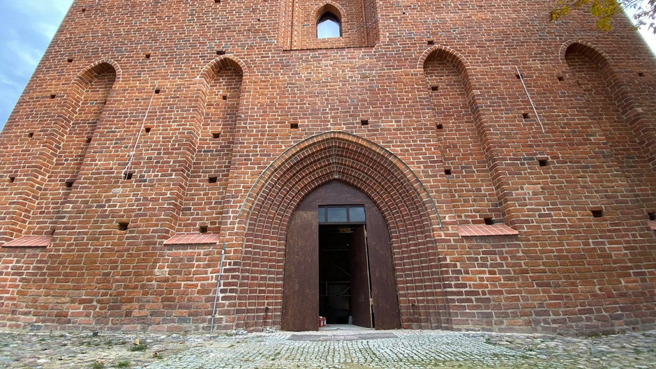 Wejście główne do katedry, gdzie zostały zdemontowane drzwi