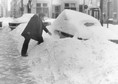 Warszawa, styczeń 1979 r. Zima stulecia. Ulica Chmielna, na skrzyżowaniu z ulicą Nowy Świat