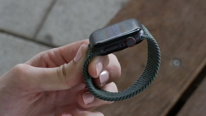 Apple Watch SE (2020) występuje w obudowach 40 mm i 44 mm. Osoba wtajemniczona sugeruje, że tak może pozostać w przypadku następnej generacji