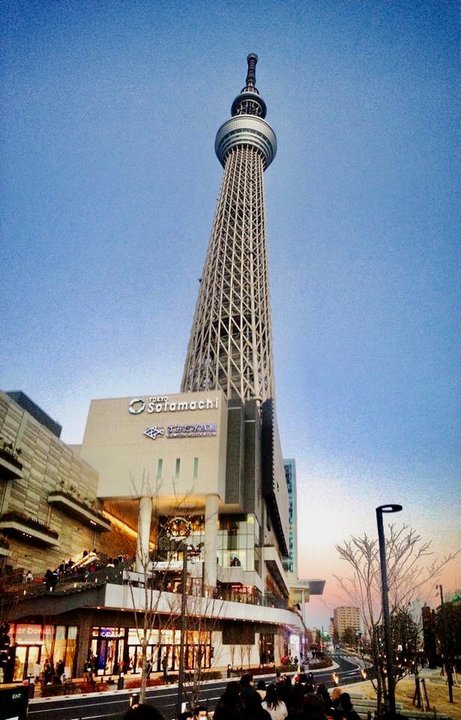 Tokyo Skytree w 2010 roku została najwyższą budowlą w Tokio, a w marcu 2011 roku, po osiągnięciu swojej docelowej wysokości 634 metrów, stała się najwyższą wieżą na świecie, przewyższając Canton Tower oraz drugą najwyższą budowlą na świecie po Burdż Chalifa (828 m)