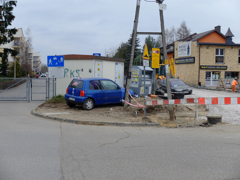 Porzucone auto blokuje budowę drogi w Radzyminie