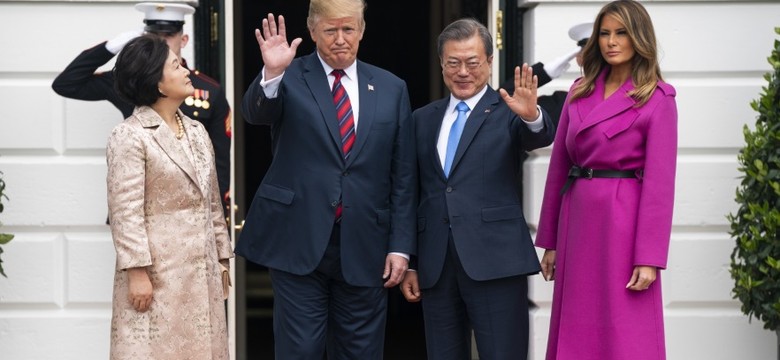 Zamotała się i wygrała! Melania Trump nie dała szans pierwszej damie Korei Południowej w modowym starciu. FOTO