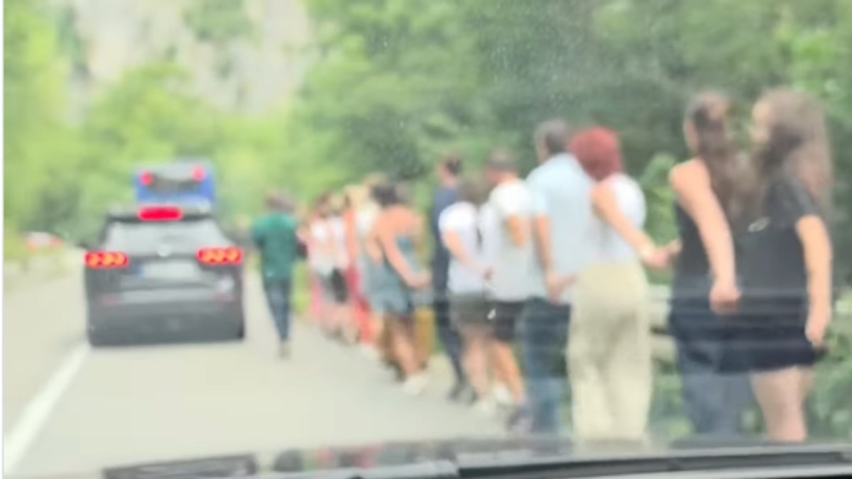 Turisti zaigrali kolo na graničnom prelazu Gostun 