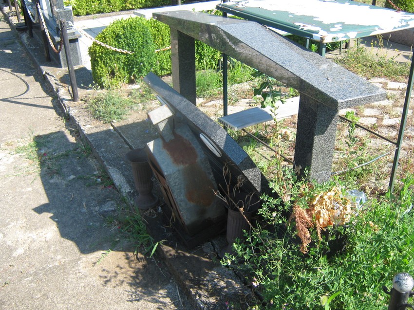 Jedan od srušenih grobova u Surdulici