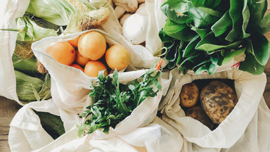 Pięć zasad przechowywania warzyw i owoców. Kiedy wkładać je do lodówki?