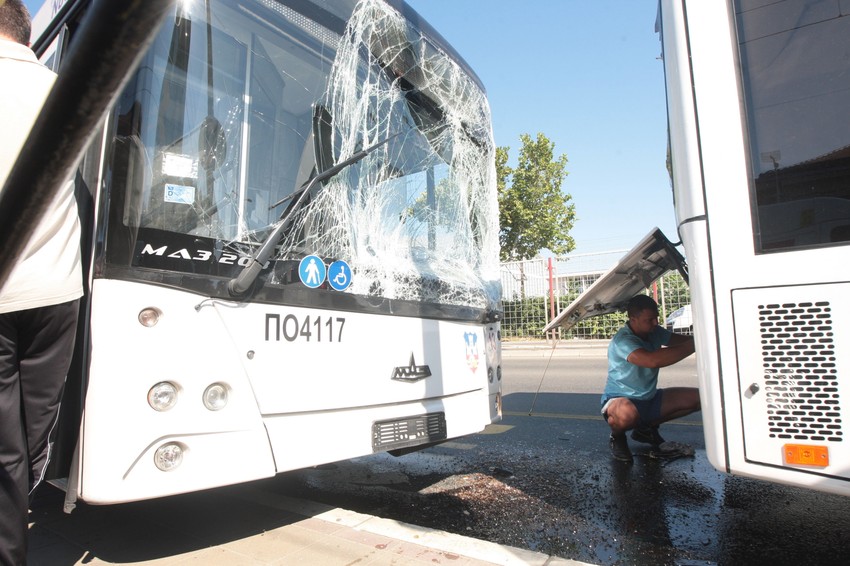 Polupana šoferšajbna jednog od autobusa u Bulevaru vojvode Mišića