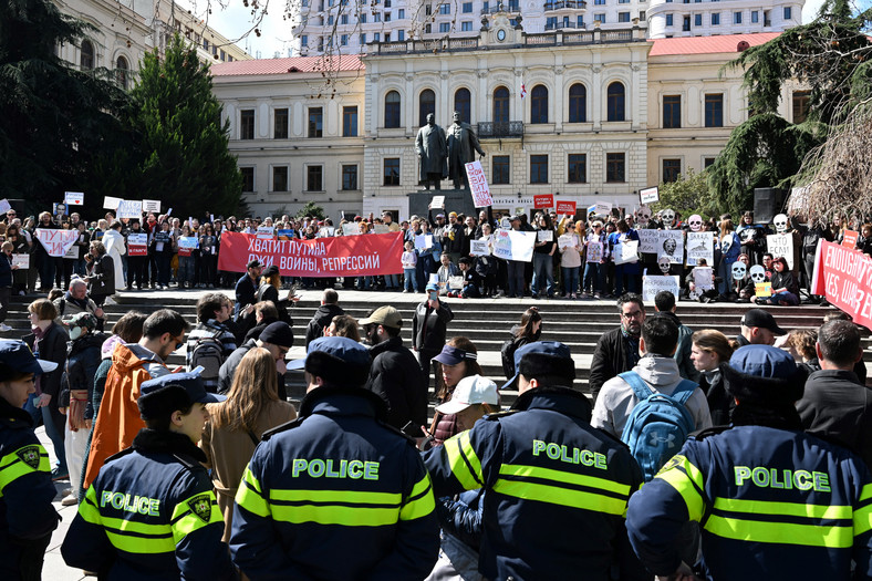 Protest w dniu rosyjskich wyborów prezydenckich w Tbilisi, Gruzja, 17 marca 2024 r.