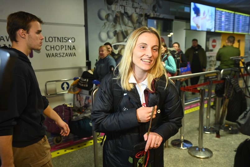 Prezes PZPN witał polskie piłkarki na lotnisku. Kulesza wręczył Pajor bukiet kwiatów