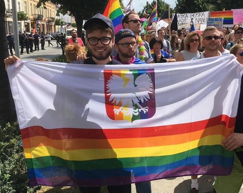 100latpolsko Tęcza Nie Obraża Godło Polski Na Tle Flagi Lgbt Na Marszu Równości 2078