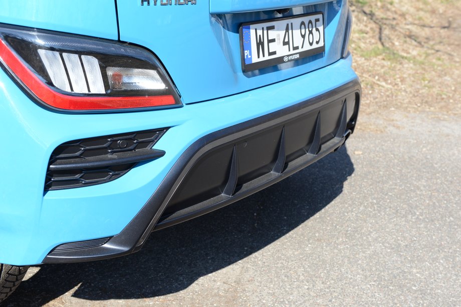 Hyundai Kona N Line przyciąga wzrost detalami, takimi jak np. tylny zderzak, który przywodzi na myśl dyfuzory ze sportowych samochodów.