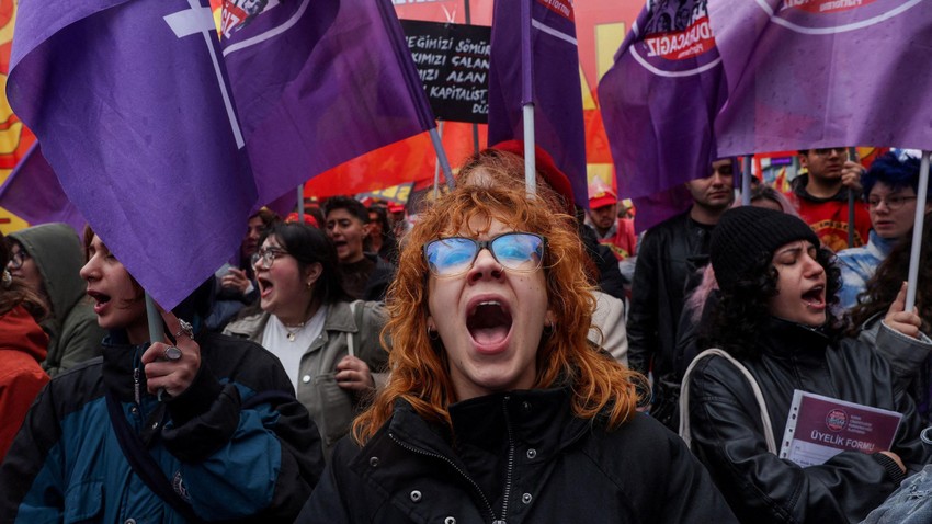 Ljudi marširaju u Istanbulu | Foto: Reuters
