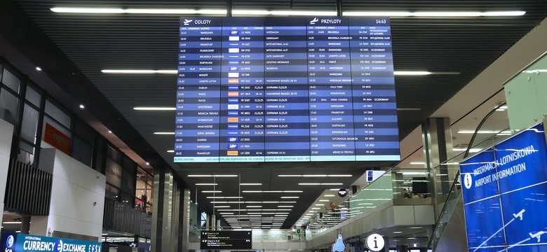 Pijany pasażer zostawił bagaż na lotnisku w Krakowie. Straszył, że podłożył bomby