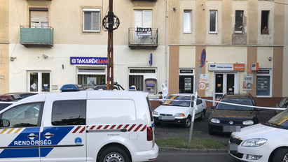 Fotók a helyszínről: ezt a takarékbankot rabolták ki Budapesten, két kisfiú láthatta is az elkövetőt 