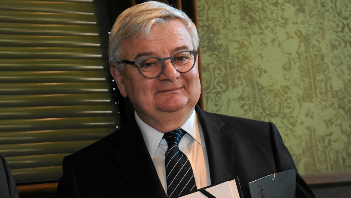 Joschka Fischer opowiada się za Europą dwóch prędkości z Francją i Niemcami w roli awangardy. - Uważam to za nieodzowne i pilne - podkreśla. I ostrzega, że "Zachód stoi w obliczu nowego długotrwałego konfliktu". Ci, którzy mogą, powinni iść do przodu, bez oglądania się na pozostałych - ocenia.