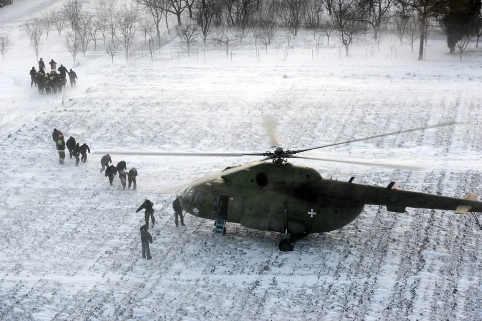Vojni helikopteri u akciji spasavanja zavejanih građana