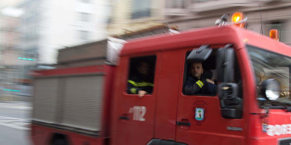 Jelenia Góra. 3-latka weszła na dach budynku. O włos od tragedii.