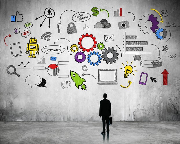 Nie ma nic pewniejszego niż to, że podczas rozmowy padnie pytanie o znajomość organizacji. Nieprzygotowanie się z podstawowej wiedzy o firmie jest niestety objawem ignorancji. Warto jak najwięcej przeczytać o danym przedsiębiorstwie, o specyfice branży, w jakiej ona funkcjonuje. Uwaga! Warto też poświęcić chwilę na znalezienie informacji o firmie spoza jej strony internetowej. Znajomość ciekawostek oraz ważnych wydarzeń lub kluczowych publikacji może stanowić dodatkowy atut. Ponadto zaangażowanie kandydata może być potwierdzone między innymi poprzez posiadanie przygotowanych notatek. Warto więc zapisać sobie najważniejsze dane, które mogą stanowić punkt odniesienia podczas rozmowy. Nie tylko wzmocni to obraz kandydata jako osoby merytorycznej i zaangażowanej, ale także po prostu ułatwi odpowiadanie na pytania.