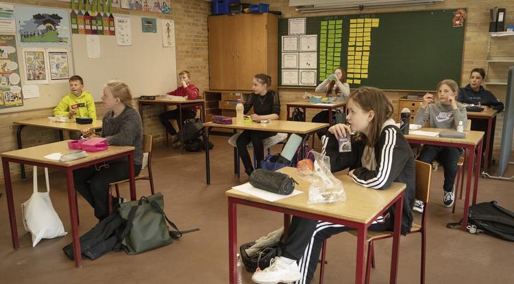 Diákok étkeznek osztálytermükben a dániai Randers város egyik általános iskolájában 2020. április 15-én. Dániában ezen a napon újra megnyitották a koronavírus-járvány miatt bezárt bölcsődéket, az óvodákat és az általános iskolák alsó tagozatait