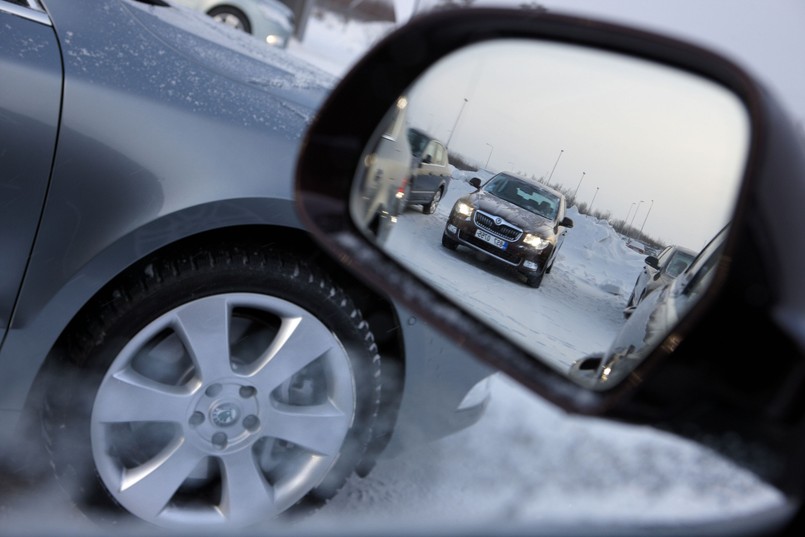 Śnieżna aura nie daje za wygraną, wiosny nie widać - rosną wydatki a maleje cierpliwość. Co składa się na koszt zimy i czy można go zmniejszyć? Jak się okazuje wydatki związane z zimą można podzielić na trzy kategorie. "Pierwsza z nich to wydatki ponoszone przez sektor publiczny czyli np. gminy zlecające odśnieżanie dróg. Druga grupa wydatków należy do firm, które tracą czas a więc i pieniądze w związku ze spóźnieniami. Trzecia grupa to oczywiście osoby prywatne np. kierowcy, którzy zimą muszą otoczyć swoje auto szczególną troską" - wylicza Katarzyna Florkowska z serwisu Korkowo.pl. Jak przekłada się to na konkretne liczby? Mandat od śniegu?