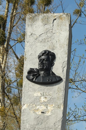 POMNIK GENERAŁA IWANA CZERNIACHOWSKIEGO ZDEWASTOWANY