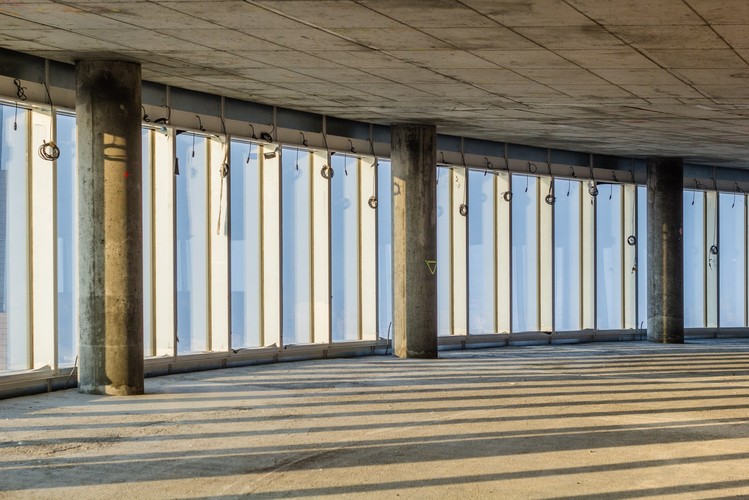 Na sześć miesięcy przed planowanym ukończeniem budowy, w budynku A do wykonania pozostały prace instalacyjne i wykończeniowe, a na placu Europejskim – ostatnie prace związane 
z zagospodarowaniem terenu, w tym nasadzenia roślin, które zakończą się na wiosnę 2016 r. Gotowa i dostępna dla cyklistów jest już nowa stacja rowerów miejskich Veturilo, ufundowana przez firmę Ghelamco Poland.