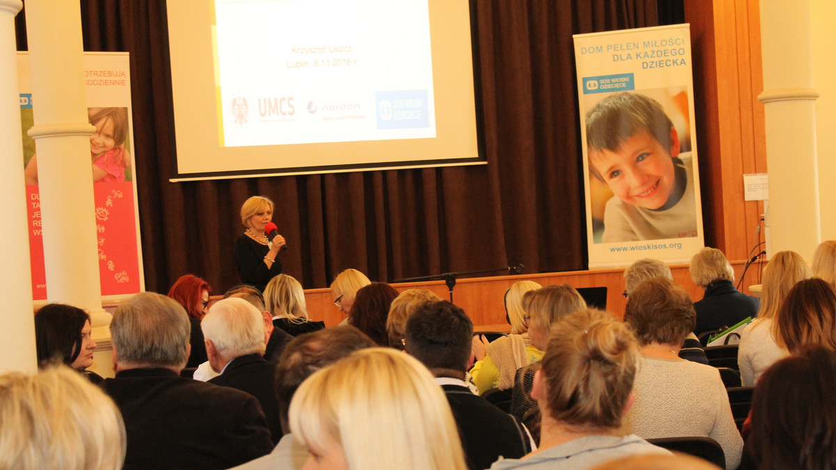 Jak właściwie pomagać dzieciom, które mają za sobą traumatyczne przeżycia? Jakiego wsparcia należy udzielać osobom pracującym z tymi maluchami? To kluczowe pytania, na które starano się odpowiedzieć podczas konferencji "Stawić czoło traumie – wsparcie dziecka w pieczy zastępczej" w Lublinie.