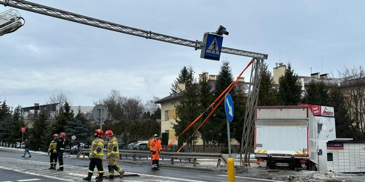 Wypadek w Wierzbnej. Ciężarówka wjechała na chodnik.