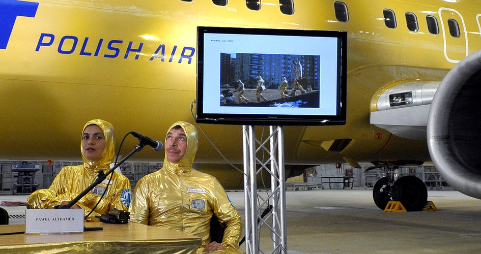 Akcja artystyczna Pawła Althamera - 'Wspólna Sprawa'. Około 160 mieszkanców bródna, przebranych w złote stroje astronautów, wyleciało pomalowanym na złoto samolotem do Brukseli. Uczcili tym XX rocznicę odzyskania wolności w Europie Środkowej