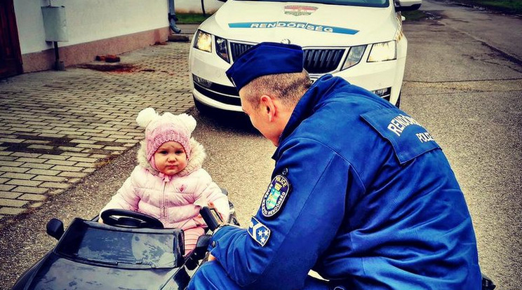 „Cumit és alvó-plüsst kérem elő-készíteni! – így kezdődött ennek a kis-lánynak az igazoltatása, akit apukája állított meg viccből az egyik vidéki városban / Fotó: Instagram