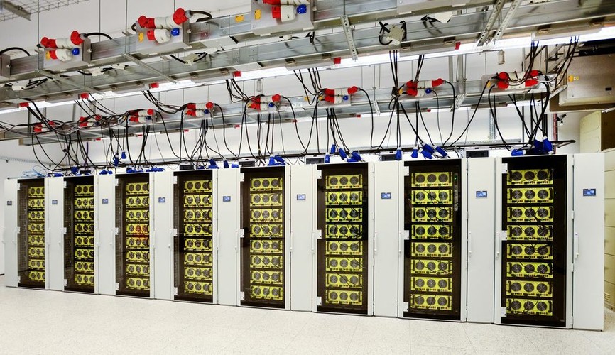 Zastosowana technologia pozwala zmieścić w jednej standardowej szafie teleinformatycznej nawet 240 procesorów, co z jednej strony przekłada się na bardzo wysokie wymagania dotyczące chłodzenia, z drugiej jednak pozwala zachować rekordowo niskie opóźnienia przesyłu danych.