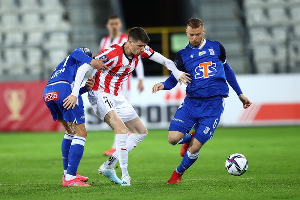 Zawodnik Cracovii Pelle van Amersfoort (C) i Jasper Karlstrom (P) z Lecha Poznań podczas meczu 23. kolejki piłkarskiej Ekstraklasy