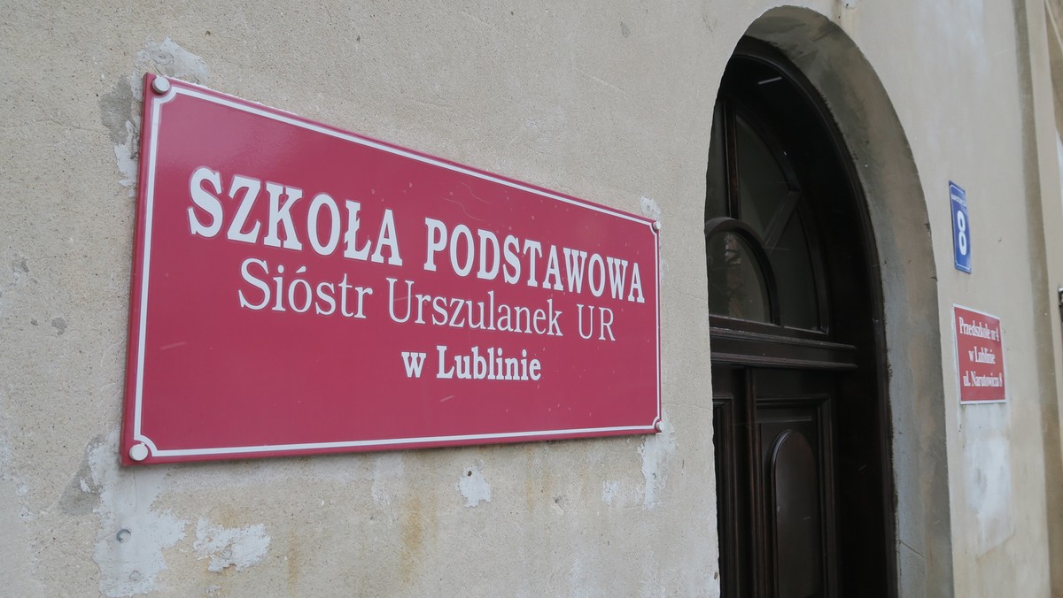 Zgromadzenie Sióstr Urszulanek w Lublinie, które prowadzi szkołę podstawową i przedszkole prosi prezydenta Lublina o 250 tys. zł finansowego wsparcia, by przygotować budynek dla kolejnych klas. Chodzi o zapowiadaną reformę oświaty i powrót do ośmiu klas szkoły podstawowej. Całkowity koszt dostosowania się do nowych wymogów wyceniono na 500 tys. zł.