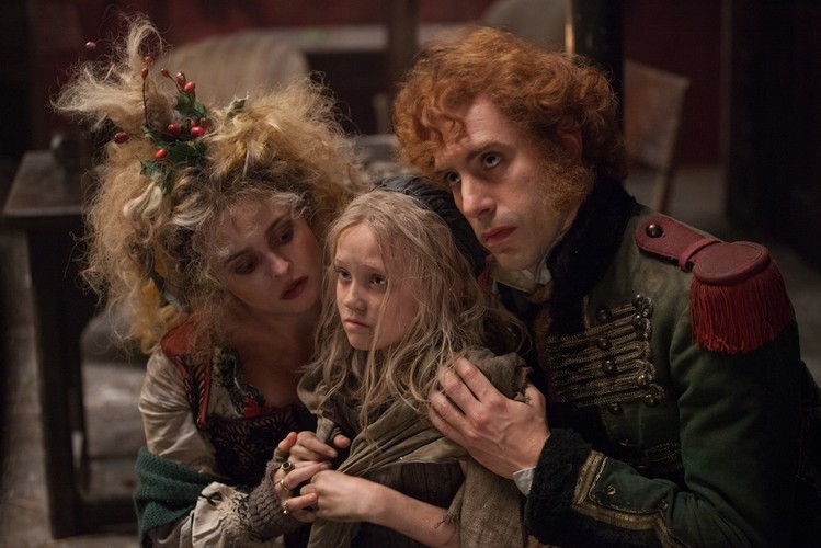 Helena Bonham Carter, Isabelle Allen i Sacha Baron Cohen w filmie 'Les Misérables. Nędznicy'