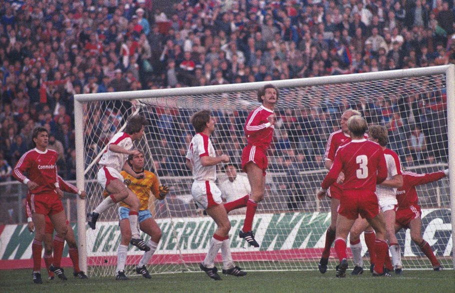 Chorzów 18.09.1985. Piłkarski Puchar Europy Mistrzów Krajowych. Mecz 1/16 finału Górnik Zabrze-Bayern Monachium (1:2) na Stadionie Śląskim