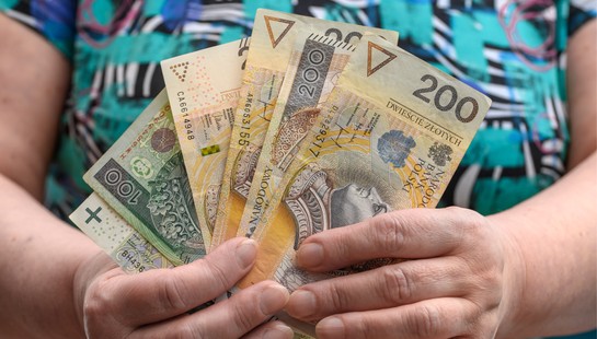 ZUS wypłaci wyższe emerytury szybciej. Oto nowe kwoty po waloryzacji [TABELA]