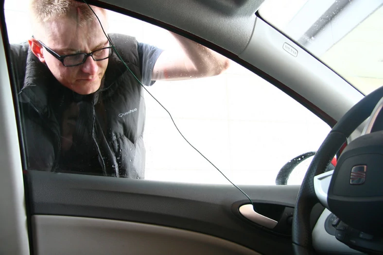 Jak otworzyć auto bez kluczyka? Poznaj słabe punkty samochodowych zamków!