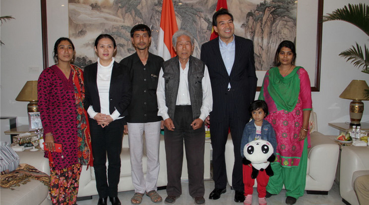 A kínai katona, Vang Csi (középen) családot is alapított Indiá-
ban, most elhagyhatja szeretteit /Fotó: AFP