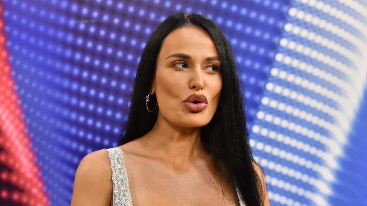 OVO JE NOVI DEČKO INDI ARADINOVIĆ! Ljube se nasred ulice i ne mare za komentare: Pevačica obukla minić, a on je grli i ne pušta