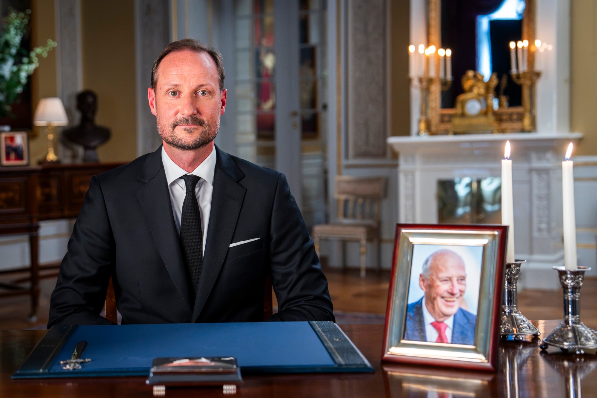 Nórsky kráľ Haakon VIII. reční počas prejavu v Kráľovskom paláci.