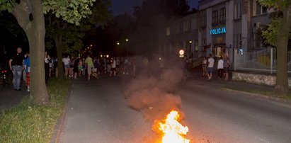 Rozwścieczony tłum chciał podpalić komendę w Zawierciu