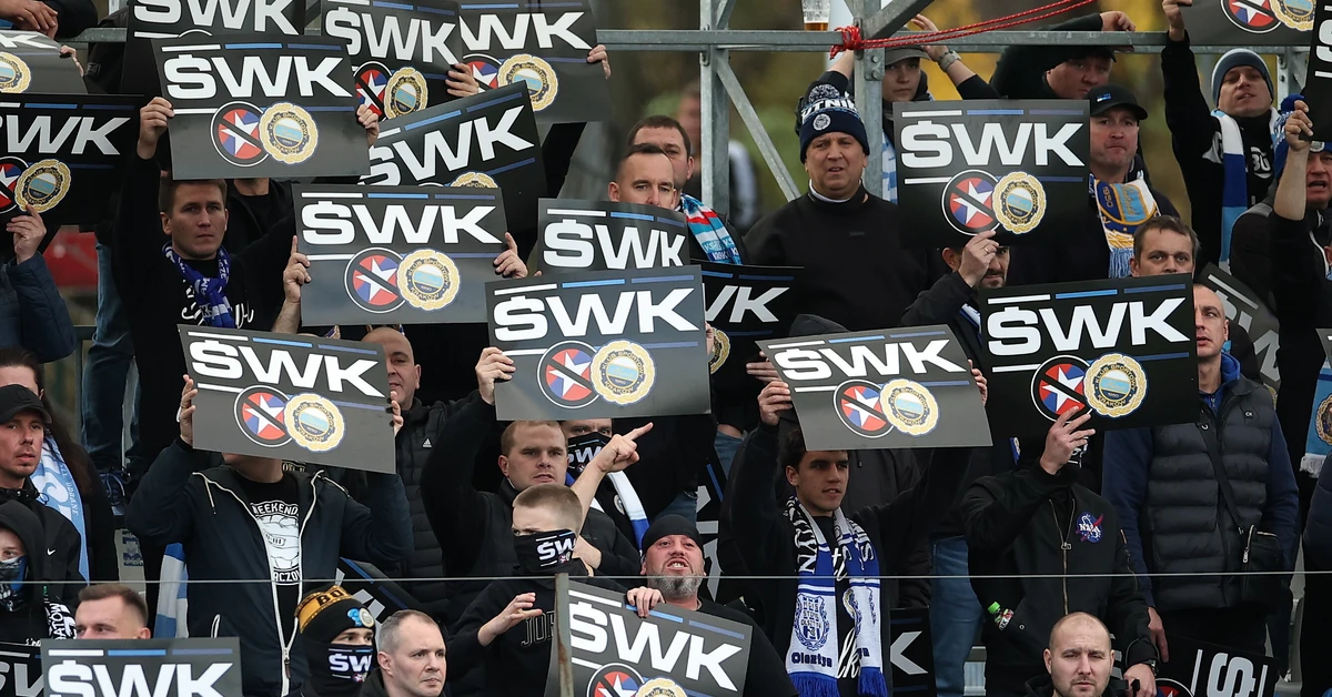 Kibice Hutnika spalili szaliki Wisły. Policja użyła gazu łzawiącego, by zapobiec bójce