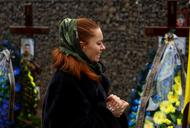 Ukraińska aktorka Anna Birzul na grobie młodszego brata, który zginął w Bachmucie.