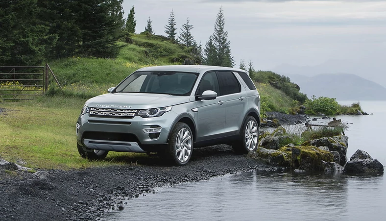 Jeżeli na bezdrożach napotkacie wodę, wówczas przyda się także system Wade Sensing, czyli czujnik głębokości. Sensory umieszczono pod lusterkami bocznymi. Discovery Sport może się zanurzyć na głębokość aż 60 cm! 