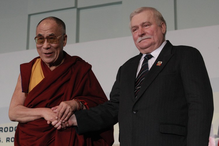 5 października 1983 r. Komitet Noblowski ogłosił decyzję o przyznaniu Wałęsie Pokojowej Nagrody Nobla. W jej uzasadnieniu uznano m.in., że przywódca 'S' kieruje się zasadą, aby rozwiązywać problemy, bez stosowania przemocy. 'Komitet uznaje Wałęsę za wyraziciela tęsknoty za wolnością i pokojem (...) W czasach, w których odprężenie i pokojowe rozwiązywanie konfliktów są bardziej potrzebne, niż kiedykolwiek wcześniej, wysiłek Wałęsy jest zarówno natchnieniem, jak i przykładem' - podkreślono