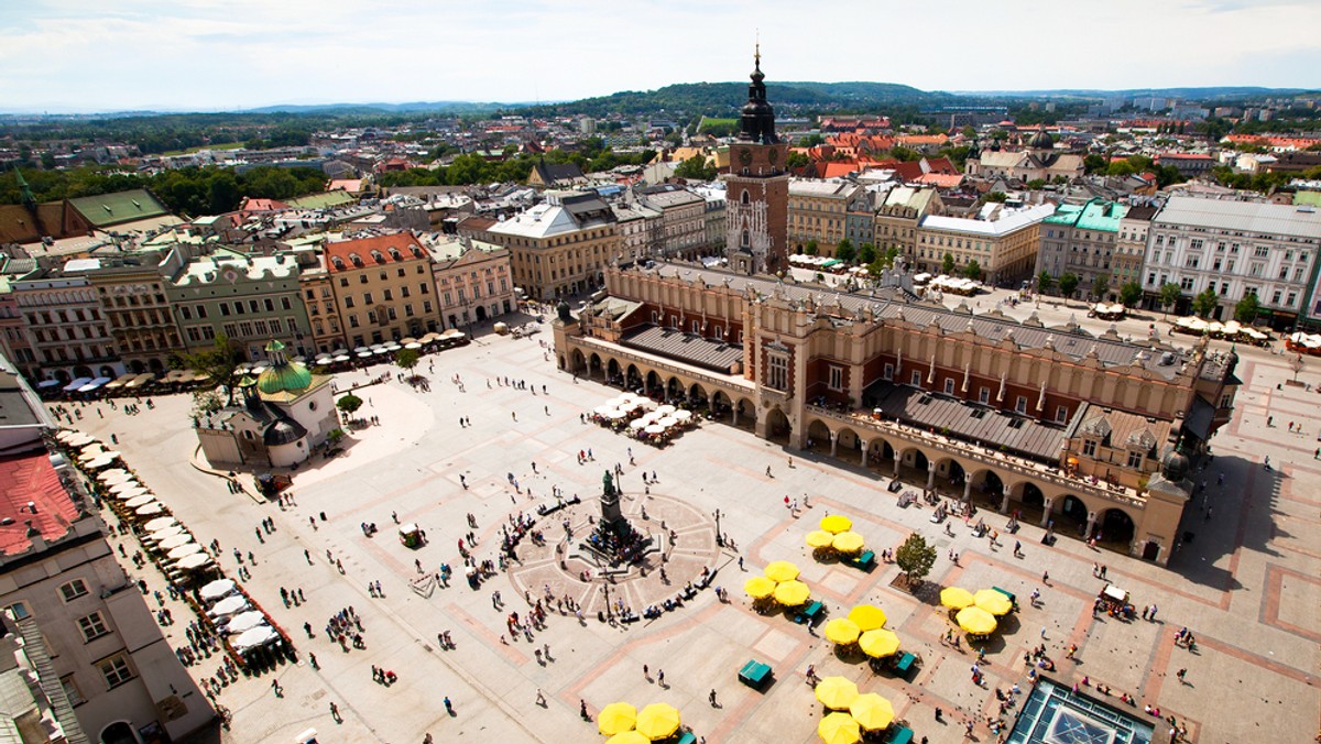 "Kraków - miastem królów" to hasło przewodnie sylwestrowej zabawy na Rynku Głównym. Na koncercie wystąpią m.in. Agnieszka Chylińska, Maciej Maleńczuk, Kayah, Zakopower, IRA, Liber, Wilki, Feel, Grzegorz Hyży, Red Lips, Natalia Szroeder i Future Folk.