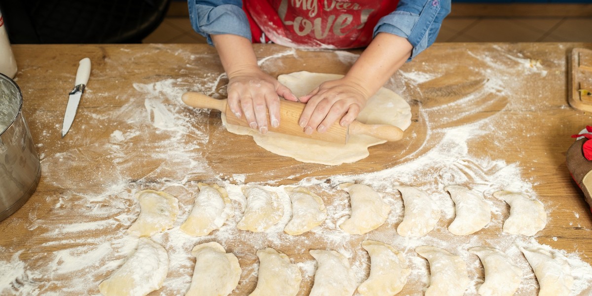 Wigilijne pierogi można nadziać farszem z twarogu i suszonych śliwek.