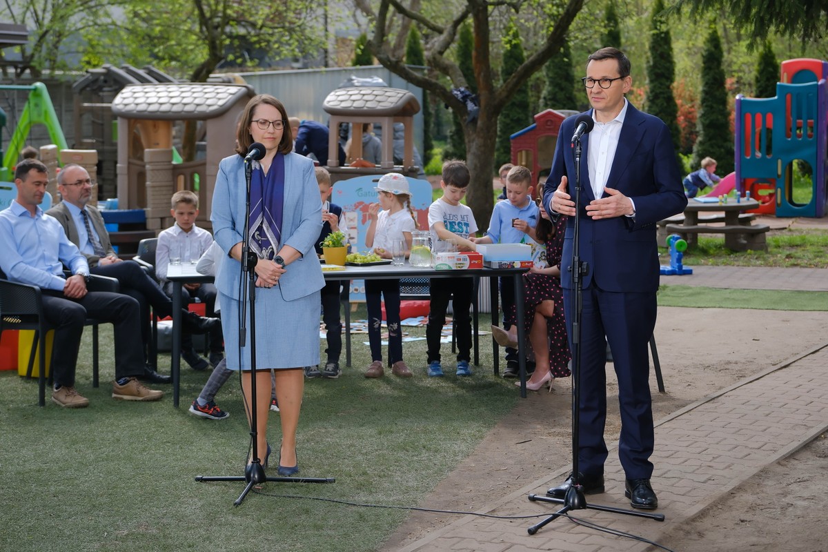 Ząbki, 24.04.2023. Premier Mateusz Morawiecki (C-P) i minister finansów Magdalena Rzeczkowska (C-L) podczas wizyty w Publicznym Przedszkolu nr 1 w podwarszawskich Ząbkach, 24 bm. (jm) PAP/Mateusz Marek