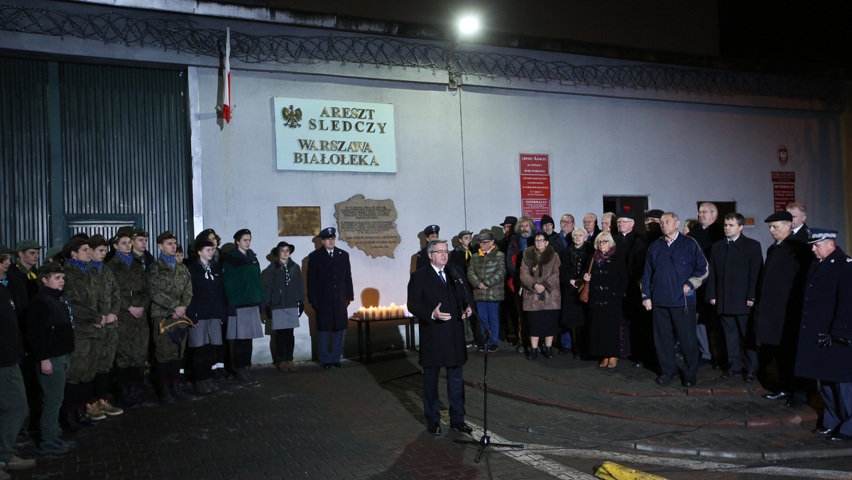 Prezydent Bronisław Komorowski zaapelował dzisiaj o zapalenie 13 grudnia w oknach mieszkań i domów "światełek wolności", z myślą o ofiarach stanu wojennego w Polsce oraz o tych, którzy dzisiaj walczą o wolność. - Nie będziemy ich zapalali przeciwko komukolwiek - dodał.
